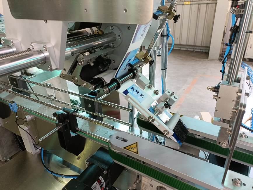 Automatic Bottling and Labeling Machine Automatic Bottling and Labeling Machine